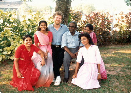 Stefano Keller kun gelernantoj el la Universitato de Kolombo, Srilanko, d-ro George Mendis, direktoro de la Instituto por edukado al laborantoj (Institute of Worker's Edication, IWE, University of Colombo, Sri Lanka)