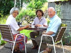 Claude et Andrée Gacond, dans leur jardin en juin 2003, avec leur ami Stefano Keller, le créateur de ce site.