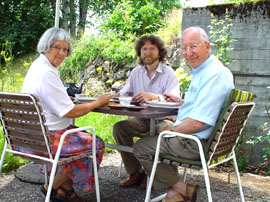 Claude kaj Andrée Gacond, en ilia ĝardeno en junio 2003, kun ilia amiko Stefano Keller, la kreanto de tiu ĉi retejo.