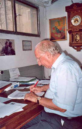 Claude Gacond laboranta hejme (oktobro 2005)